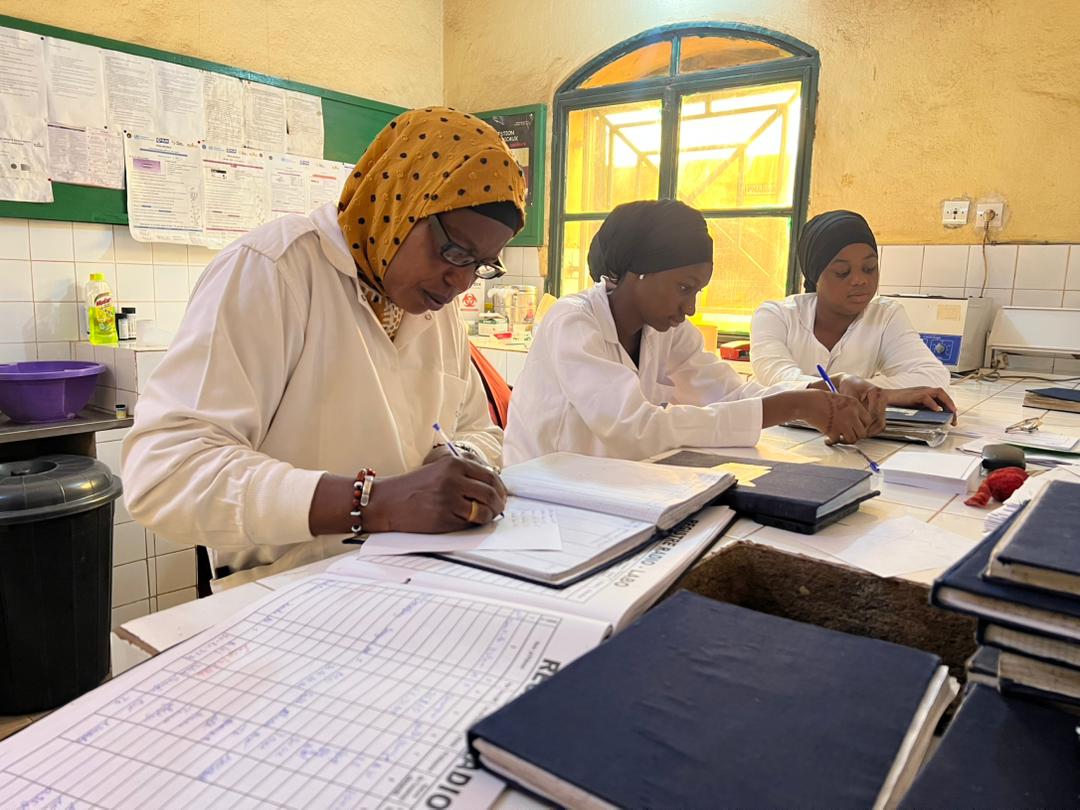 Techniciennes du laboratoire renseignant les registres d'analyses