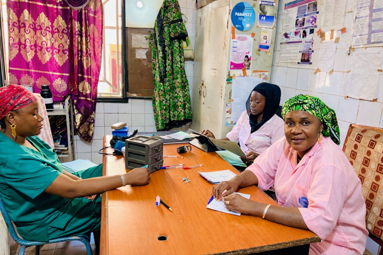 Sages-femmes de l'ASACOBA dans la salle de consultation prénatale