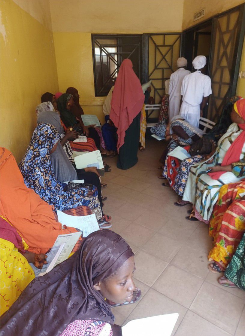 Femmes en attente devant les salles de consultation