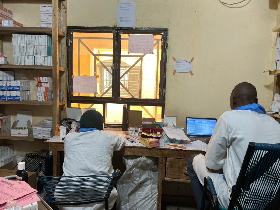 Équipe de la pharmacie au travail derrière le comptoir