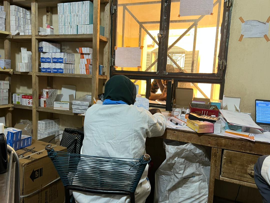 Dispensation de médicaments à un patient au guichet de la pharmacie